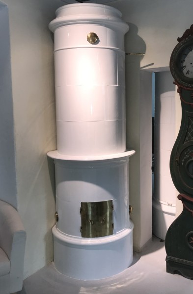 Schwedischer Kachelofen mit Tisch Ablage